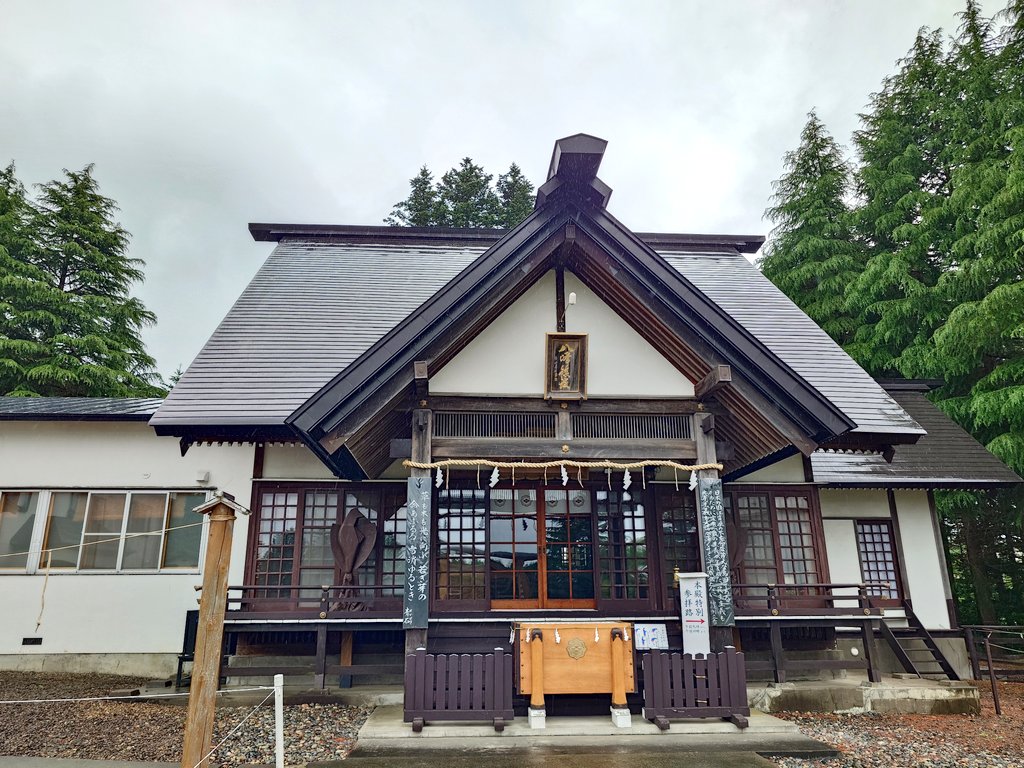 haregasukii's tweet photo. 八甲田神社⛩️
八甲田山を御神体として八甲田大神を祀っており青森市を一望できる山頂には奥宮が鎮座していました⛰️
 #御朱印 https://t.co/psy5Gl4Fv5