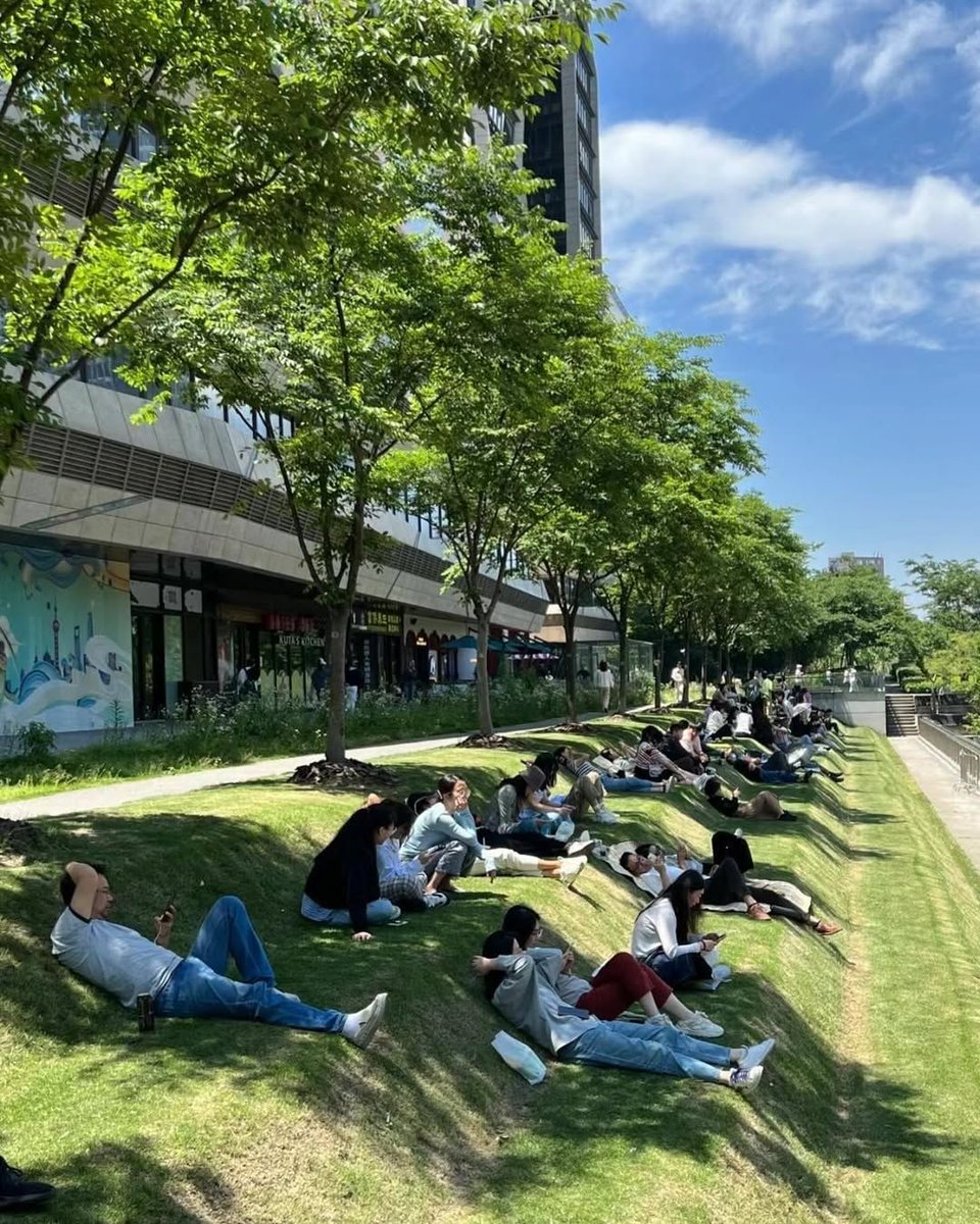 Instagrambotv's tweet photo. 【天才の発想】
「椅子を置かない」ことが、街を救う。
世界中が絶賛する“究極の公園設計”がこちら。

■都会の異様な光景
そこには人々が隙間なく寝そべる不思議な光景が。
ホームレスの群れではなく、
仕事に疲れた若者たちが自発的に集まっている。

■設計に隠された秘密
従来の公園のような「ベンチ」は存在しない。
代わりに作られたのは、波のような芝生の斜面。
この絶妙な傾斜が、人間の背中に完璧にフィット。
「座る」より深く「眠る」より心地よい休息。

■生み出された効果
・椅子がないのでコストとメンテナンスを削減。
・自然な距離感で、他人の視線が気にならない。
・スマホを眺めるだけで、心身がリセットされる。
「都市設計こそがメンタルケア」だと証明した。

■結論
高価なマッサージチェアより、一筋の傾斜。
人間が本当に求めていたのは、
ただ「重力から解放される場所」だった。

日本にもこの設計、導入してほしい？
都会のストレスに限界を感じている人は「保存」

「今すぐここで寝たい」と思ったらRT。