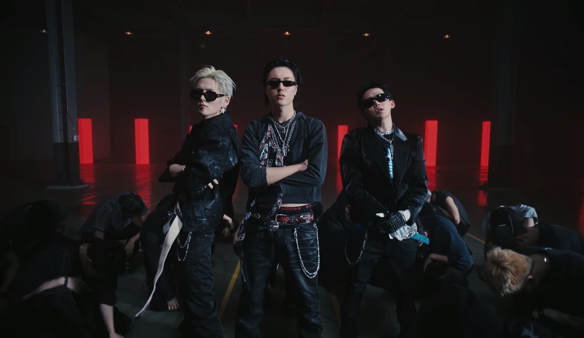 YGFacts_sprt's tweet photo. Triple humble HYUNHAYO fired up the whole place with explosive aura, charisma, and total hip-hop with "NALLY-NA" dance performance video!

Watch NOW.
🔗 https://t.co/j4WpSkiLD2

#HYUNHAYO #TREASURE #트레저 @treasuremembers https://t.co/I0qURPSabD