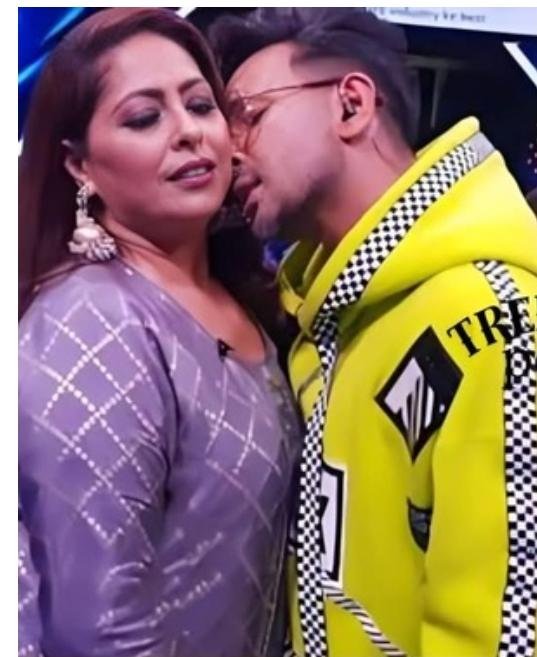 Priyankaji1998's tweet photo. मशहूर कोरियोग्राफर गीता कपूर 51 साल की उम्र में भी कुंवारी हैं! 

जब गीता कपूर से पूछा गया कि आखिर वे कब शादी करेंगी, तो उन्होंने शादी से मना कर दिया

गीता बिना शादी के शादी के मजे लेना चाहती हैं जो सिर्फ लिवइन में हो सकता है,गीता को क��� उम्र के लड़कों से ज्यादा मजा...Open News https://t.co/9Df6Vr0cxC