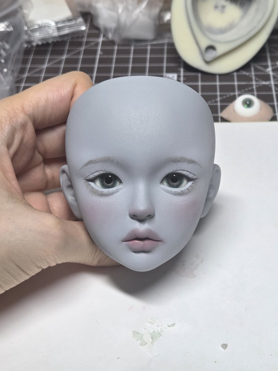 Papope13's tweet photo. 이미지가 달라 보인 것은 그저 안구 홍채크기 때문이었던 것으로.....😂

인형은 3D라 빛에따라 인상이 달라지기 때문에 어떤 조명이든 이뿌게 보이려고 많이 노력했습니다,,,,🥹 https://t.co/oIqjdKWjx6
