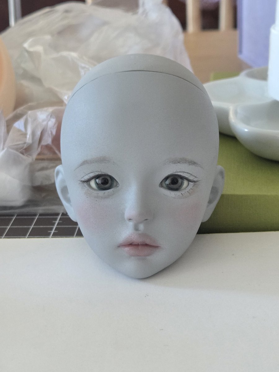 Papope13's tweet photo. 이미지가 달라 보인 것은 그저 안구 홍채크기 때문이었던 것으로.....😂

인형은 3D라 빛에따라 인상이 달라지기 때문에 어떤 조명이든 이뿌게 보이려고 많이 노력했습니다,,,,🥹 https://t.co/oIqjdKWjx6