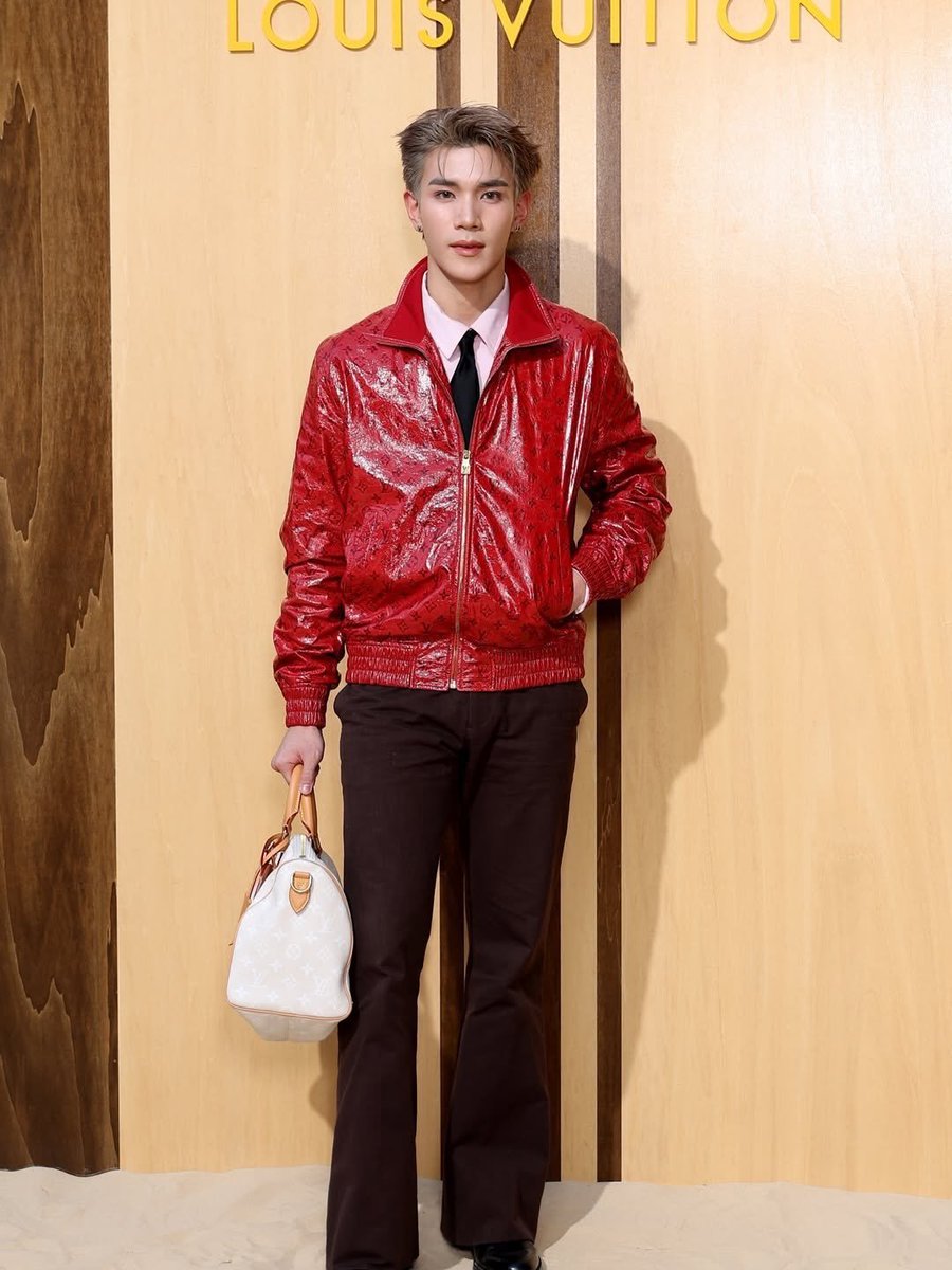 fottNadi's tweet photo. glorymagchina.IG

@tawattannn @LouisVuitton
FOURTH SHINES AT LVSS27 SHOW
#LVMenSS27xFourth 
#LVMenSS27 #LouisVuitton
#Fourthnattawat #โฟร์ทณัฐวรรธน์

Louis Vuitton ရဲ့ ၂၀၂၇ ခုနှစ် နွေဦး/နွေရာသီ အမျိုးသားဝတ်စုံ စုစည်းမှုပြပွဲကို ပါရီမြို့မှာ ဖွင့်လှစ်ခဲ့ပြီး Jackson Wang၊ J-Hope၊ Gong Yoo၊ BamBam၊ Fourth၊ Sho Hirano၊ Yuta Nakamoto၊ Lola Young၊ Josh Heuston နဲ့ Jeremy Allen အပါအဝင် အမှတ်တံဆိပ်သံတမန်တွေနဲ့ သူငယ်ချင်းတွေ အများကြီး တက်ရောက်ခဲ့ကြပါတယ်။