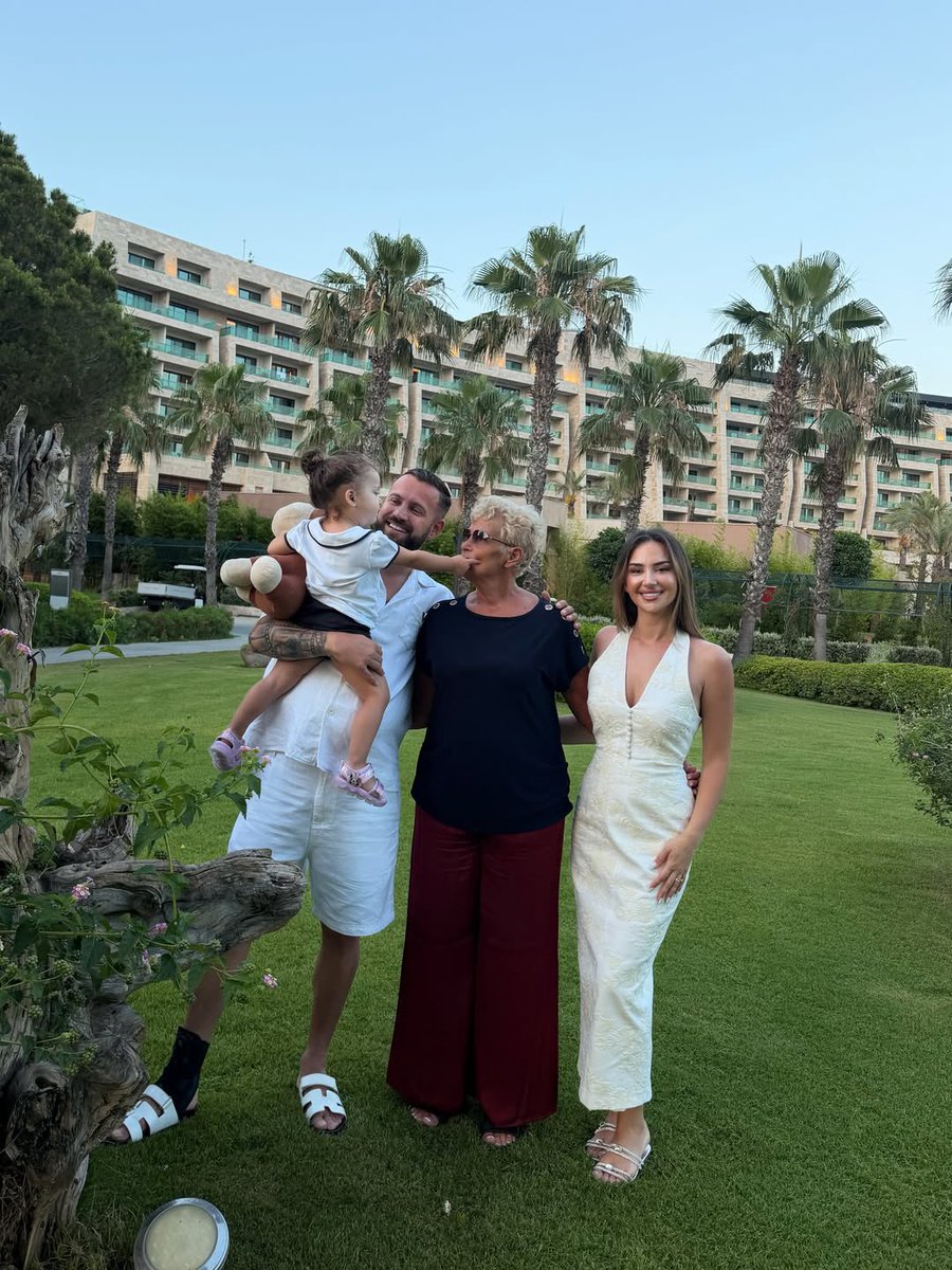 ValentinaZ20884's tweet photo. Familja Ejlli ♥️🥹

#ejllat https://t.co/LrJxvEbs2c