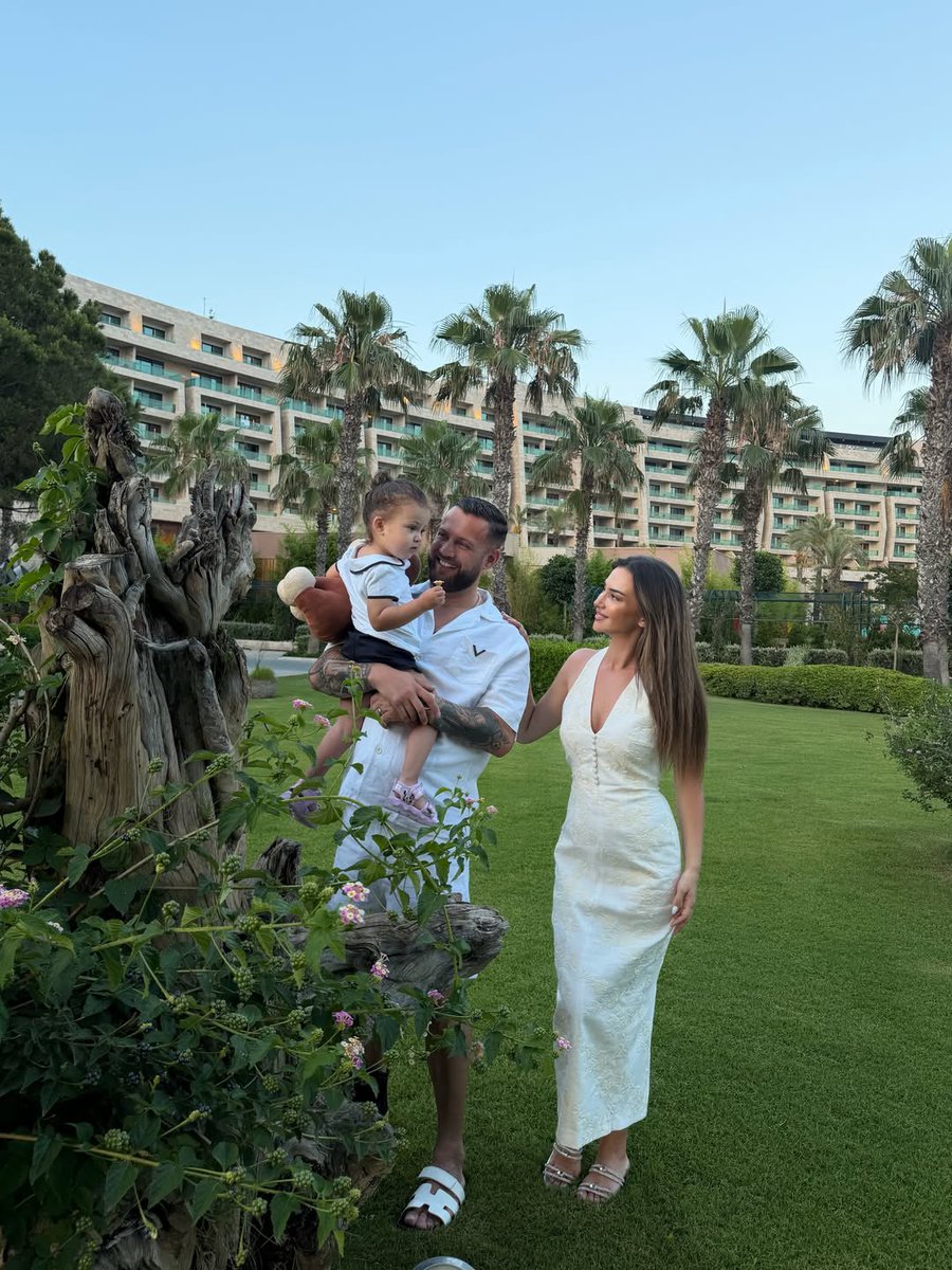 ValentinaZ20884's tweet photo. Familja Ejlli ♥️🥹

#ejllat https://t.co/LrJxvEbs2c