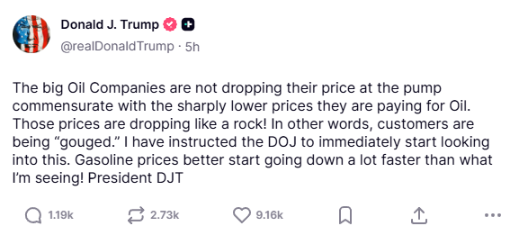 SVTradeCZ's tweet photo. Throne of lies

Donny při svém pravidelném záchvatu lží opět nechápe, jak vůbec funguje domácí trh s PHM. Je to vlastně velmi podobné tomu, když u nás někdo vidí, že významně padá cena ropy, a proto přece musí rychle klesat i cena benzinu a nafty.

Realita fyzických trhů vs. burzovních:
Fyzický trh ve Spojených státech je napnutý jak kšandy, jelikož došlo k extrémně rychlému a velkému vyčerpání komerčních i strategických zásob. Celý americký trh jede tzv. na dluh a jakákoliv narušení tohoto křehkého systému mohou vyvolat nucené panické nákupy vzhledem k riziku nedostatku ropy i ropných derivátů.

Papírové trhy, o kterých Donny neustále píše, jsou ale úplně jiný svět, který se právě díky němu významně odtrhl od reality. Burzovní deriváty jsou v posledních letech významně ovlivňovány dvěma faktory, a těmi jsou jazykové algoritmy a CTA. 

Jazykové algo dokáže v milisekundách projít celý internet a hledat klíčová slova, resp. ta vhodná, která DJT používá. V čem je tedy problém? Algo nezkoumá realitu, je to strojové vnímání, které nerozezná politický blaf od reálného podpisu dohody s Íránem. Tento systém pak následně posílá prodejní signály do trhu a na něj navazují CTA.

CTA sledují čistě matematické technické indikátory (klouzavé průměry, úrovně S/R) a hybnost ceny (momentum).

Efekt sněhové koule: Jakmile algoritmy kvůli titulku srazí cenu ropy např. o 1,5 %, zapojí se do hry CTA. Ty nečtou zprávy vůbec, vidí pouze: „Cena prorazila technickou podporu dolů“. Systém automaticky spustí lavinu dalších prodejů. Tím se uvolní lavina stop-loss příkazů a trh padá v naprosté hysterii.

Je to nová doba na trzích, nebo jen přechodné období?

Sám jsem si udělal velmi podrobnou analýzu tohoto mechanismu a realitou je, že i když rozmach algo+CTA trvá již několik let (cca 10), tak největší změna přišla právě s návratem DJT do úřadu, jelikož si systémy pamatují jeho dřívější vystupování a stálou vazbu/tlak na nižší ceny ropy a vyšší ceny akcií, což si každý mj. může potvrdit při minutové návštěvě jeho profilu na Truth Social.

Tento systém zanikne (vrátí se do normálu) stejně jako volební mandát Trumpa, ale osobně bych si přál, aby to bylo dříve než k oficiální platnosti, tj. 20. 1. 2029.