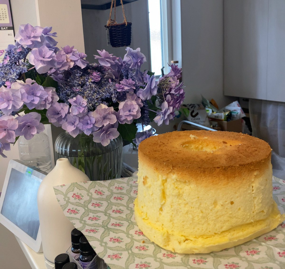 zzml774909's tweet photo. 友達と一緒に作ったシフォンケーキ

レモン果汁と皮も入れて🍋
爽やかな味に仕上がりました👏

これは大成功だと思います😆
しっかり膨らんで感動✨

使う道具も材料も我が家とは全然違ったから

家で同じ物を再現出来る自信はないけど(笑)

復習でまた作ってみる😊 https://t.co/KoPAsQrgiS