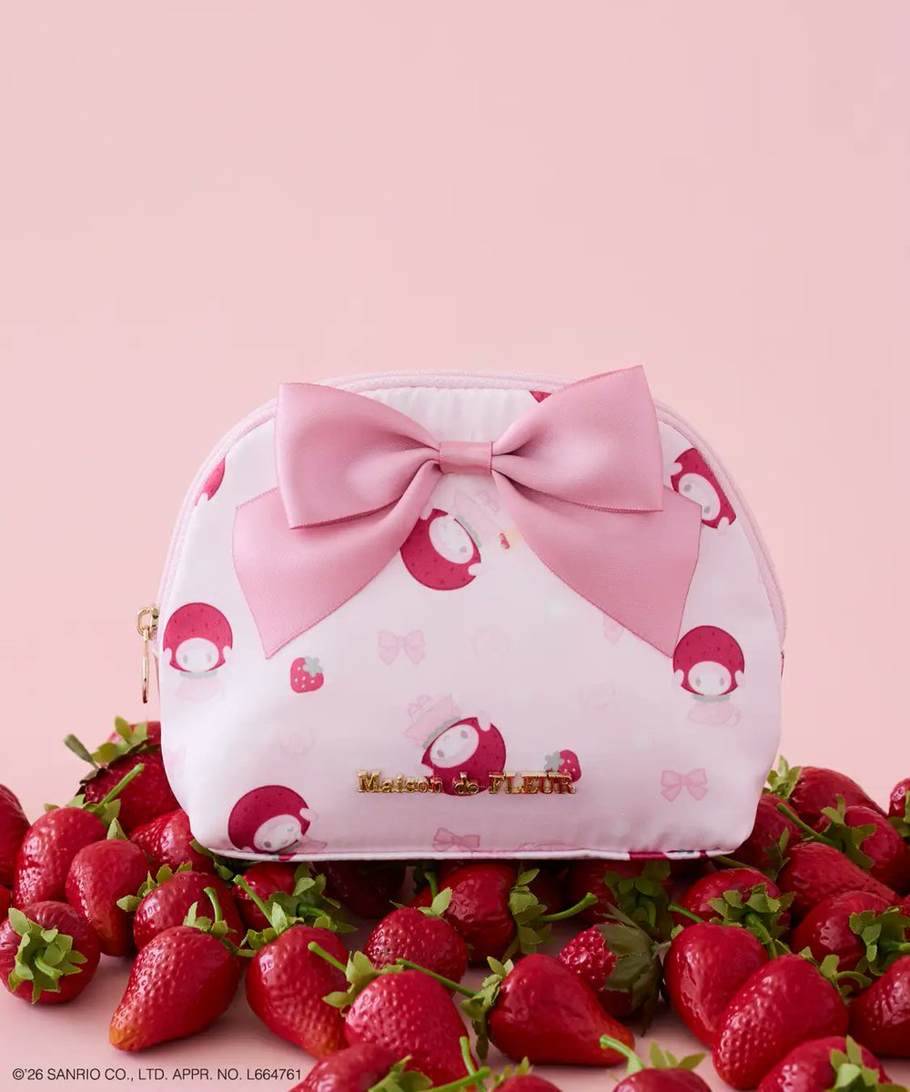 sanrio_oshikatu's tweet photo. ＼⚠️コラボ商品【予告】📣🆕／
Maison de FLEUR（メゾン ド フルール）×マイスウィートピアノのコラボアイテム、7/4(土)発売開始🥹🍓

ピアノちゃんのお誕生日を記念した特別なコラボコレクション🎂
いちご頭巾似合っててとてつもなくかわいすぎる…😭🍓
オンラインは前日の20時スタート⏰
また発売日近くなったらお知らせするね📣

📅発売日：
2026年7月4日（土）※ECサイトは3日（金）20時
🛒購入：全国のMaison de FLEUR店舗、earth music＆ecology イオンモール岡山（Maison de FLEUR併設店舗）、自社ECサイト「STRIPE CLUB」、ZOZOTOWN
📝ラインアップ：
マイスウィートピアノ フリルSバッグ…8,000円
マイスウィートピアノ フリルMバッグ…8,800円
マイスウィートピアノ ラウンドポーチ…4,500円
マイスウィートピアノ スライドミラーチャーム…3,700円
マイスウィートピアノ チャーム…4,200円

🔻詳細・申し込みはSTRIPE CLUB公式サイトにて💕
https://t.co/Fe72ATGktI

#マイスウィートピアノ #メゾンドフルール