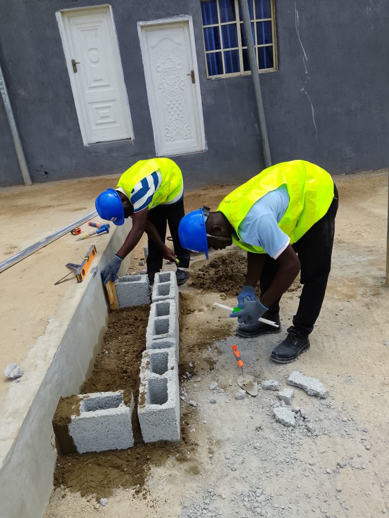 htaacademy01's tweet photo. Learning by doing π§±
Abuja Masonry trainees working through the stages of a practical construction project.
#Honeytreattradeacademy #HandsOnTraining #BuildingTheFuture #ConstructionSkills #Masonry https://t.co/R9cEoEDGwp