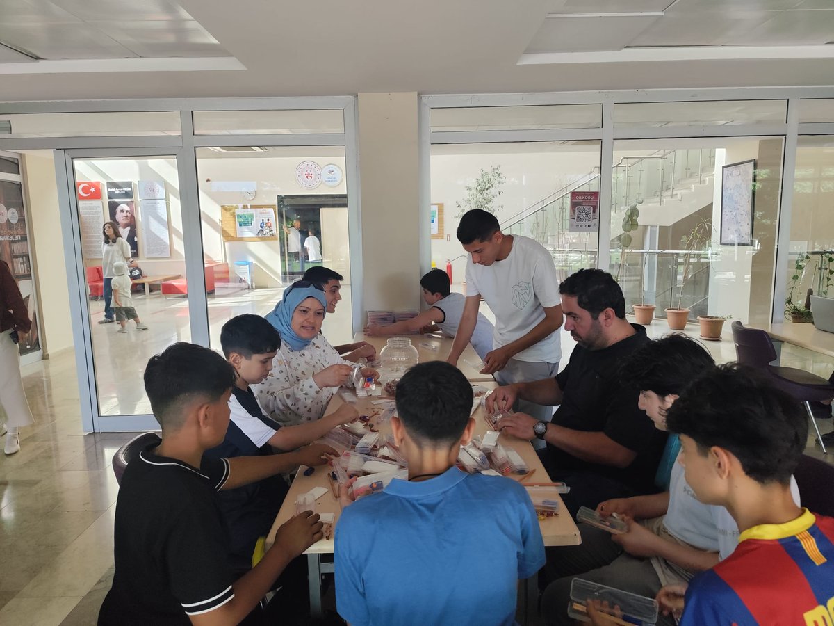 GSB_KarakopruGm's tweet photo. 🎓✏️ YKS'de gençlerimizin emanet ettiği kalemler, yeniden umut oluyor.

Sınav sonrası topladığımız kalemleri, Sıfır Atık ve Çevre Timi gönüllüsü gençlerimizle birlikte özenle tasnif ederek ihtiyaç sahibi öğrencilerimize ulaştırmak üzere hazırlıyoruz.

@OA_BAK
@gencliksporbak https://t.co/wwyM0WhVUg