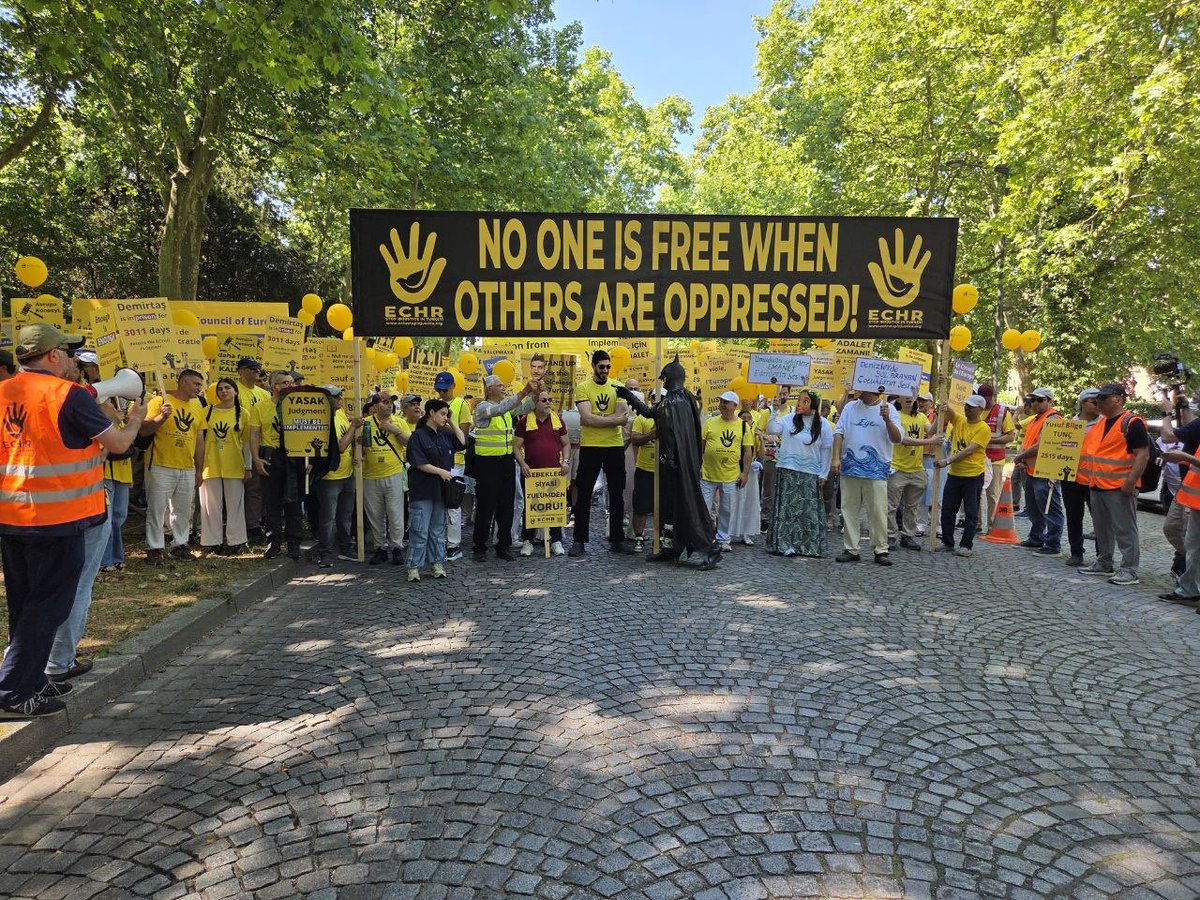 kybdlnhayatlar's tweet photo. Kayıplar için…
Haksız yere cezaevinde tutulanlar için…
Sürgünde yaşayanlar için…
Sessiz bırakılan herkes için…
Bugün Strazburg’da vicdan yürüyor.

#AdaletBuluşması
#JusticeMarch
#HerkesİçinAdalet https://t.co/pHQKI7Hb9k