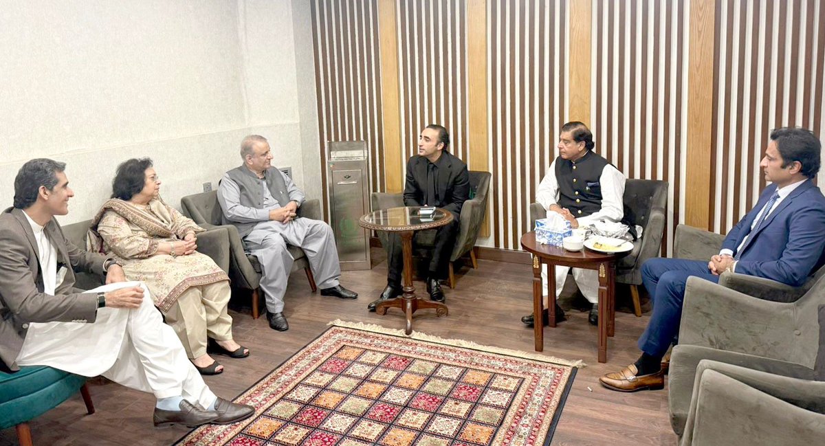 teamaleemkhan's tweet photo. چیئرمین پاکستان پیپلز پارٹی بلاول بھٹو زرداری اور صدر استحکام پاکستان پارٹی عبدالعلیم خان کی ملاقات ،پارلیمنٹ ہاؤس میں ہونے والی ملاقات میں گلگت بلتستان میں حکومت سازی سمیت مختلف امور پر گفتگو،  پیپلز پارٹی کے سینئر رہنما و ایم این اے راجہ پرویز اشرف اور استحکام پاکستان پارٹی کی طرف سے عون چوہدری ، گل اصغر بگھور اور منزہ حسن  بھی ملاقات میں موجود تھیں۔ بلاول بھٹو زرداری اور عبدالعلیم خان کے مابین ملاقات میں خوشگوار جملوں کا تبادلہ ، پیپلز پارٹی اور استحکام پاکستان پارٹی کا گلگت بلتستان میں آئندہ بھی ساتھ چلنے پر اتفاق
#istehkamepakistanparty #abdulaleemkhan #ppp #bilawalbhuttozardari #politics