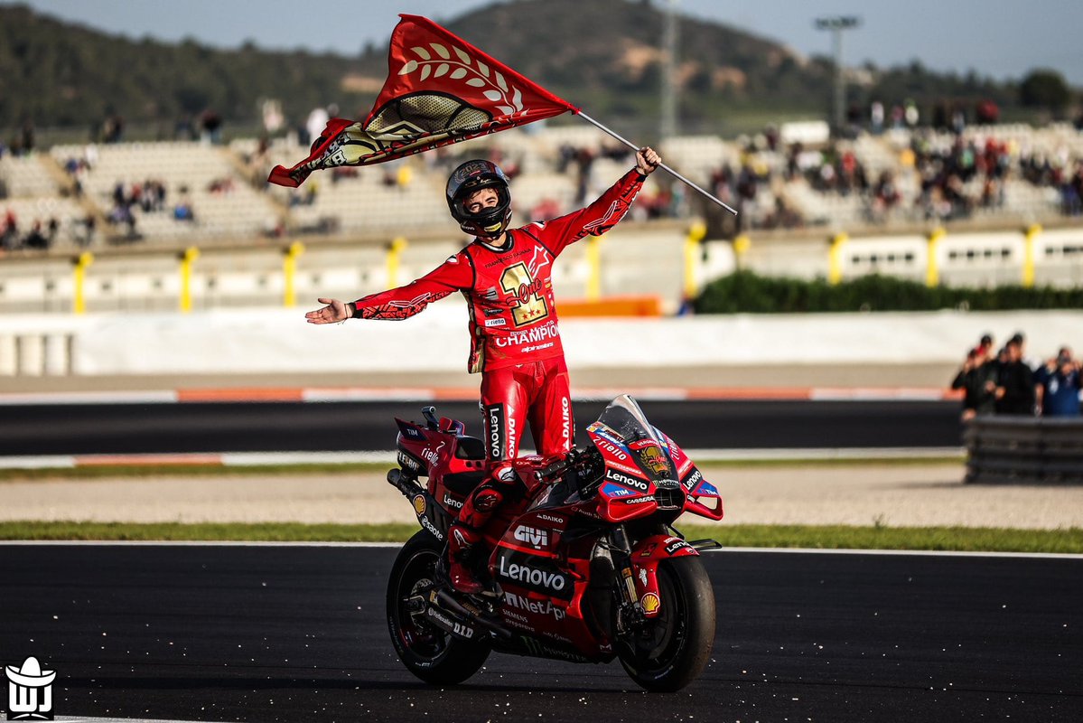 mattiamaestri46's tweet photo. La #Ducati non vinceva dal 2007, l' #Italia dal 2009 e un binomio pilota-Moto italiano dal 1982. In un colpo solo Pecco #Bagnaia ha spezzato tutti e 3 i tabù, nel primo anno dopo il ritiro di #Rossi, facendo bis l' anno dopo e sfiorando il tris.
Rimarrà sempre nella storia https://t.co/BcgWtjbGRU