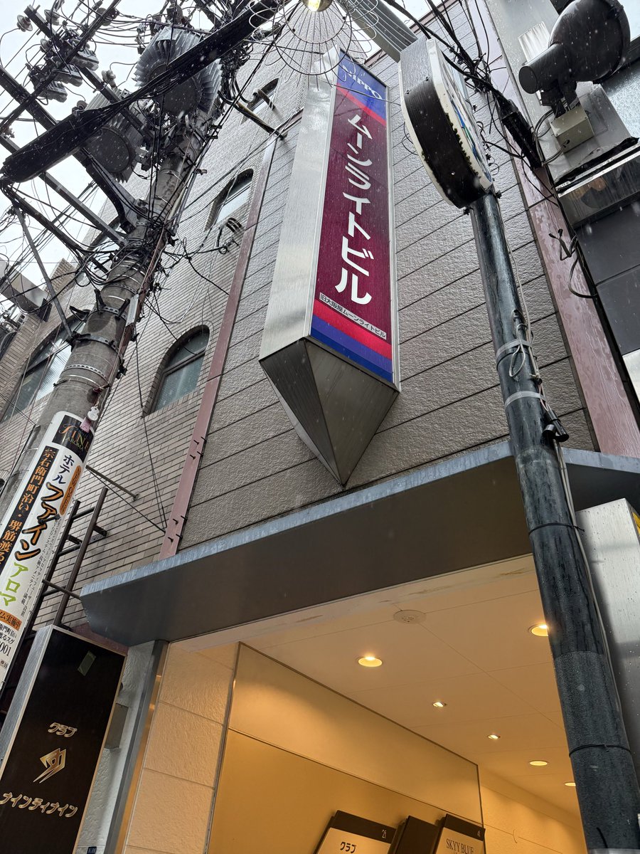 Parapara_danse's tweet photo. パラパラパラダイスいよいよ明日オープンです。心斎橋駅から徒歩9分、長堀橋駅徒歩6分くらいです。日宝ムーンライトビルの入口がわかりにくいですが南へ歩いて右側です。左側は工事中が目印です。OPEN初日お待ちしております💃 https://t.co/SstLtJM5Fc