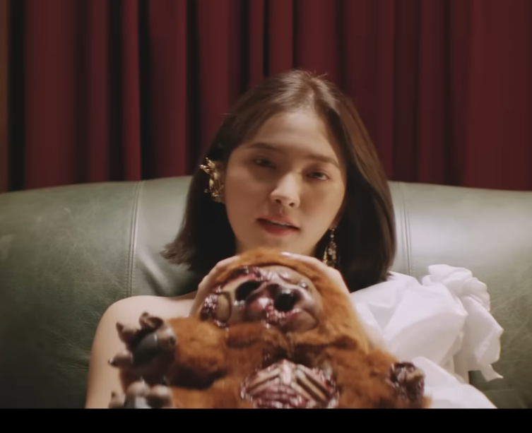 cosmicroulette_'s tweet photo. yeri was aurafarming like crazy on peek a boo https://t.co/3f1jND0cjF