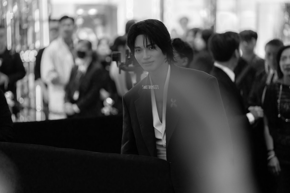 sweetboy0221's tweet photo. 260624 Win waving to fans🥹🫶🏻

 Tiffany &amp; Co Ion Orchard Singapore

#TiffanyAndCoxWIN 
#TiffanyAndCo
#winmetawin https://t.co/WM8B22005f