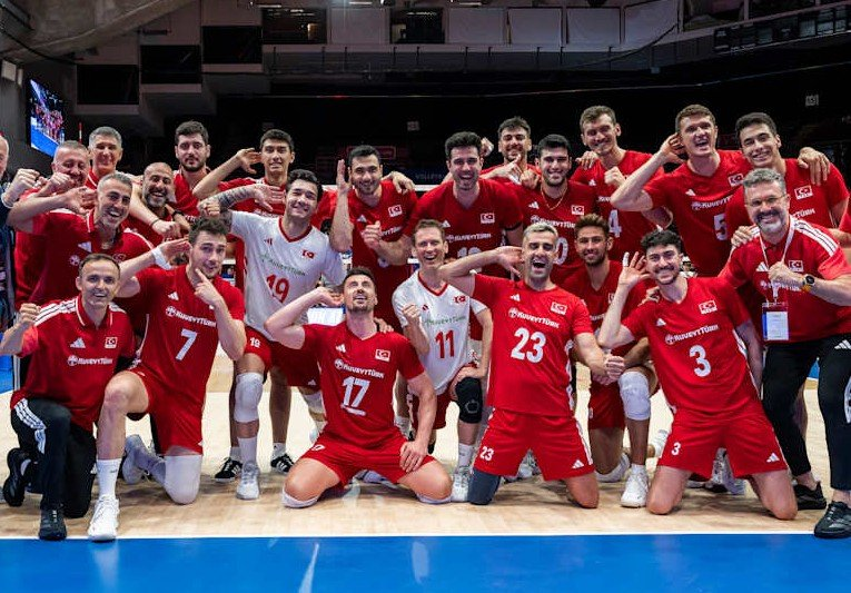 Temmzvolley's tweet photo. Kadınlarda ikinci haftayı Çin'i yenerek kapadık, Erkeklerde ikinci haftayı Çin'i yenerek açtık

#FileninSultanları  ✅
🇹🇷Türkiye  3-2 Çin🇨🇳

#FileninEfeleri ✅
🇹🇷Türkiye  3-0  Çin🇨🇳

#VNL2026 https://t.co/pEnYIYfjK3