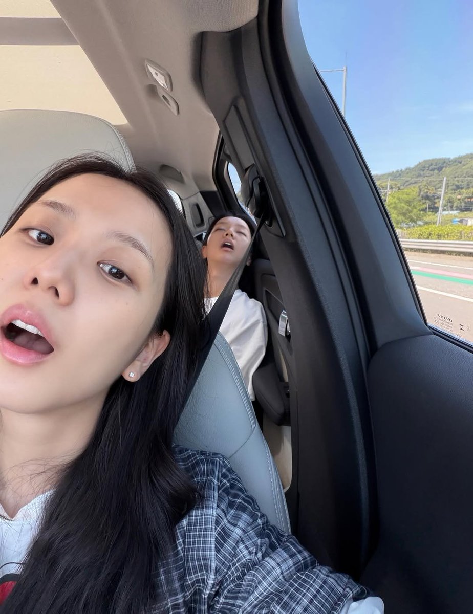 BBU_BLACKPINK's tweet photo. #JISOO with HYERI https://t.co/KWWXJnSsrH