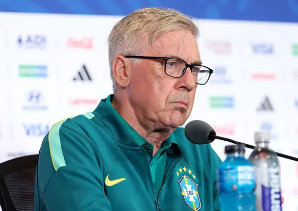antoniosilvva's tweet photo. Hoje tem Brasil em campo contra os escoceses, numa partida que precisa vencer para garantir 1. lugar no grupo e evitar deslocamentos, cansativos. Em entrevista Ancelotti não passou de frases rápidas, sem afirmações. Mantendo distanciamento da imprensa e declaração sobre decisões. https://t.co/O6xxwU2eIR