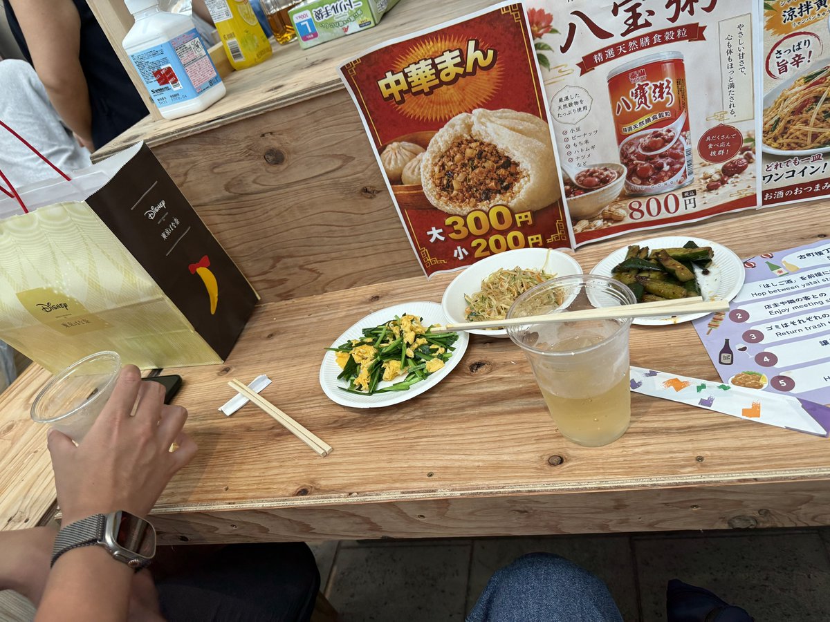 morimotoshoji's tweet photo. 新潟の県議会議員にレンタルされた。新潟市で開催中のちょい飲みイベント（古町横丁）にて、新潟をPRしてくれてるインフルエンサーの方と挨拶をするという用事があるが、その前後は1人で飲むことになりそうなので誰かいてほしいとのこと。現役の議員さんから質問を浴びまくるという面白時間。 https://t.co/FXAPlxdCyu