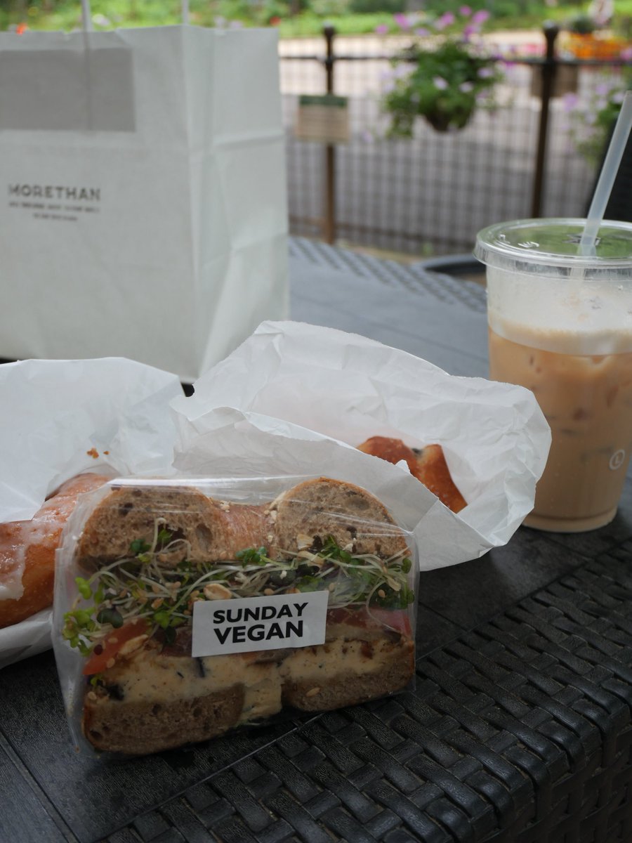 mayumi_nomura_'s tweet photo. 📍more than bakery

新宿中央公園でピクニックした日🧺☁️

ムフスのサンドイッチ、
ハード系なトマトとオリーブのパン、
レモンドーナツ

しあわせな休日だった🍋♡

つぎは、シンプルなバゲットとかも買おうかなぁ🥖✨ https://t.co/msChG9Hne8