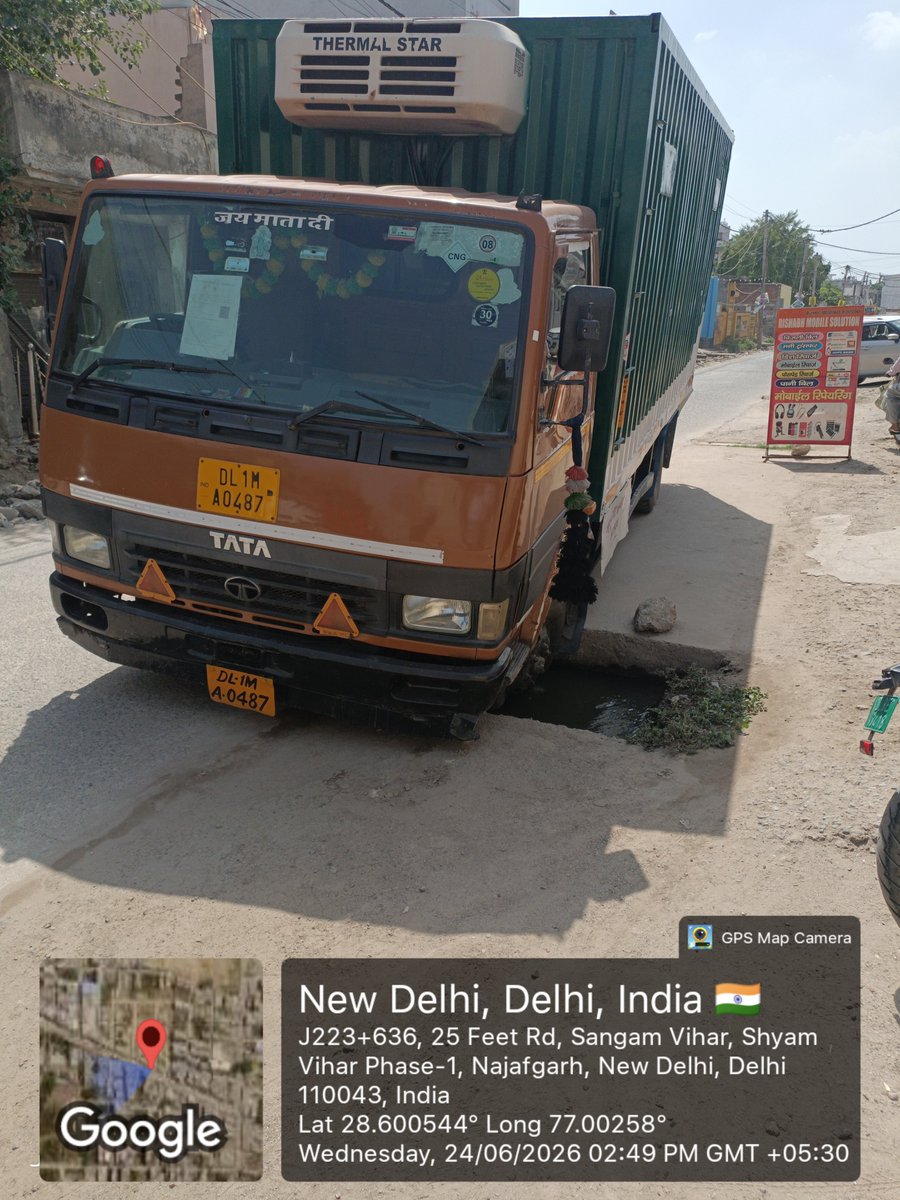 netrasharma's tweet photo. @PMOIndia @PIBHomeAffairs @LtGovDelhi @CMODelhi @MCD_Delhi @IFC_Dpt अभी तो सिर्फ गाड़िया और स्कूल चलते बच्चे खुले नाले में गिरते है, जिस दिन किसी की जान चली जायेगी तब प्रशासन का ध्यान जायेगा कि रोड के बीच मे नाला क्यो और किसने बनाया। वो भी खुला पड़ा हुआ है। https://t.co/2DFcylXpj0