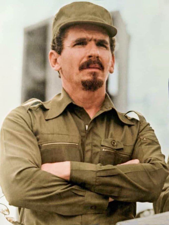 sandalunae12's tweet photo. Fuimos a rendirle honores
 al querido comandante
 Ramiro Valdez, gigante
 cubano de los mejores.
Un sembrador de valores
que a su patria le fue fiel,
 defensor junto a Fidel
de nuestro pueblo valiente,
seguirá siempre presente,
 pues Cuba aún necesita de él
#RamiroValdésVive https://t.co/oFl7FF9lis