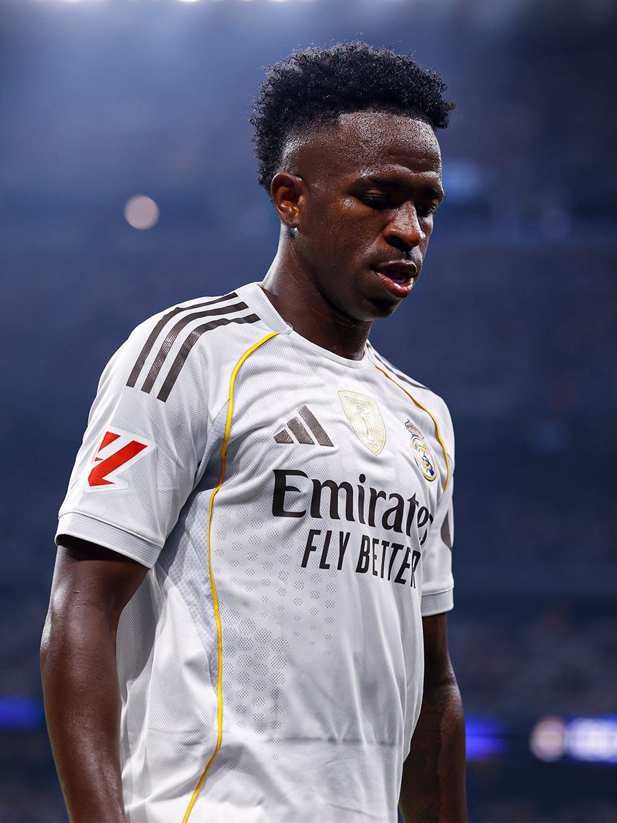 IgnacioSncez_'s tweet photo. 🚨Información exclusiva🚨

La idea del Club es ofrecerle a Vinicius Junior solo UNA propuesta de renovación y será muy por debajo de lo que pide el jugador ya que saben que no tiene ni una oferta de otros equipos.

El deseo de Mourinho es venderlo cuanto antes o en su defecto esperar el rendimiento y el comportamiento del brasileño durante la temporada antes de ofrecer nada.

El Club quiere sacar dinero este verano y no esperar a que pueda irse gratis la temporada que viene.

Mourinho considera que si es imposible venderlo este verano y el jugador quiere renovar, no le importará estar en una evaluación bajo sus órdenes y que si se va sin dejar dinero de traspaso, es un jugador totalmente amortizado.

Desde que Mourinho llegó hay desavenencias con el caso Vinicius.

Como ya informé, una de las primeras peticiones del portugués fue paralizar directamente la renovación.
