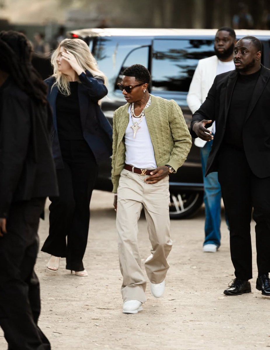 afrocultur's tweet photo. Wizkid at the Louis Vuitton Spring Show at Paris Fashion Week in France 🇫🇷💛🦅 https://t.co/vw69n53re6