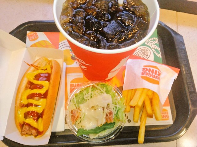 toeic___t's tweet photo. こんばんは🍀
今日は一日曇りでした
夕食はバーガーキングです
ドリンク大きいです
#建築士試験 の勉強頑張ります https://t.co/68hwYisfBT