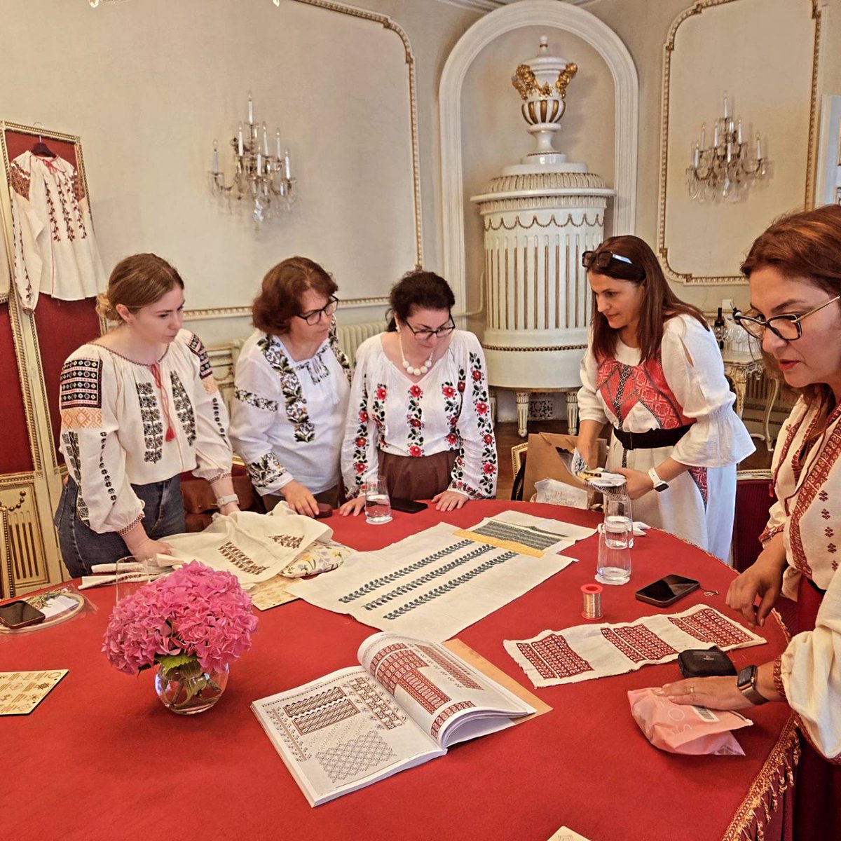 AntoanetaBarta's tweet photo. Such a pleasant evening celebrating the Universal Day of the Romanian Blouse 🇷🇴, with the talented ladies from "Șezătoare Praga" 🧵🪡and the women of our Embassy's team, as we also mark today the International Day of Women in Diplomacy. 👩👩‍🦳👩‍🦰🌍🇷🇴 https://t.co/PMyLgjMVPv