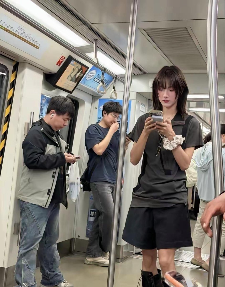 UFOCaptainTing's tweet photo. 朋友在地铁上拍的，跟我说这个肯定是男扮女装，我咋感觉既像男的又像女的...😳
你们觉得呢？？ https://t.co/DPQjimhEe1
