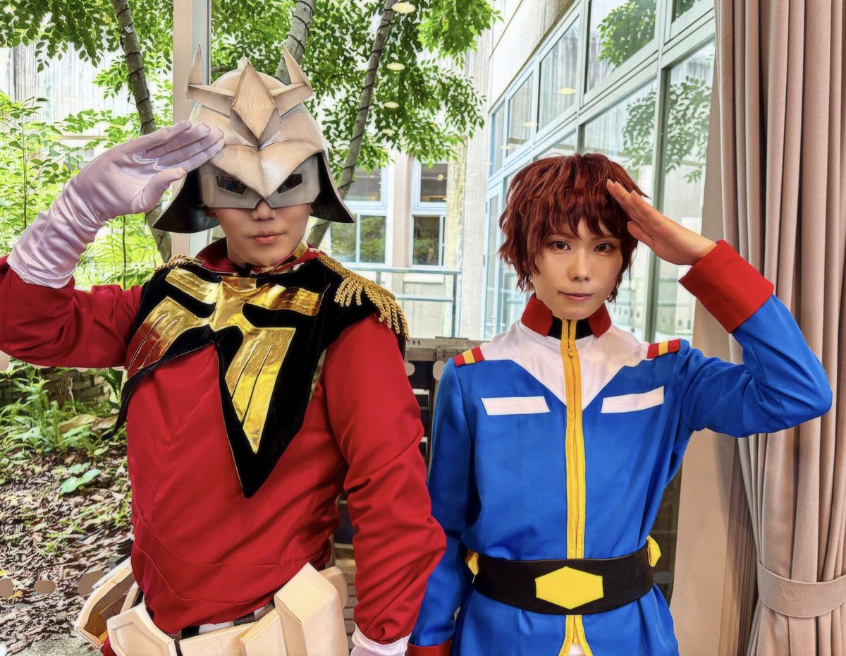 MvNgm's tweet photo. シャアとも撮ってもらったよ！
私の足の揃ってなさにテンパり具合が出ている…申し訳ない……😂
併せできて嬉しかったです！ありがとうございました！

シャア:タローさん(@Taro_hisyomirai )
⚠️コスプレ/Cosplay⚠️ https://t.co/yS0Ce5Y8gQ