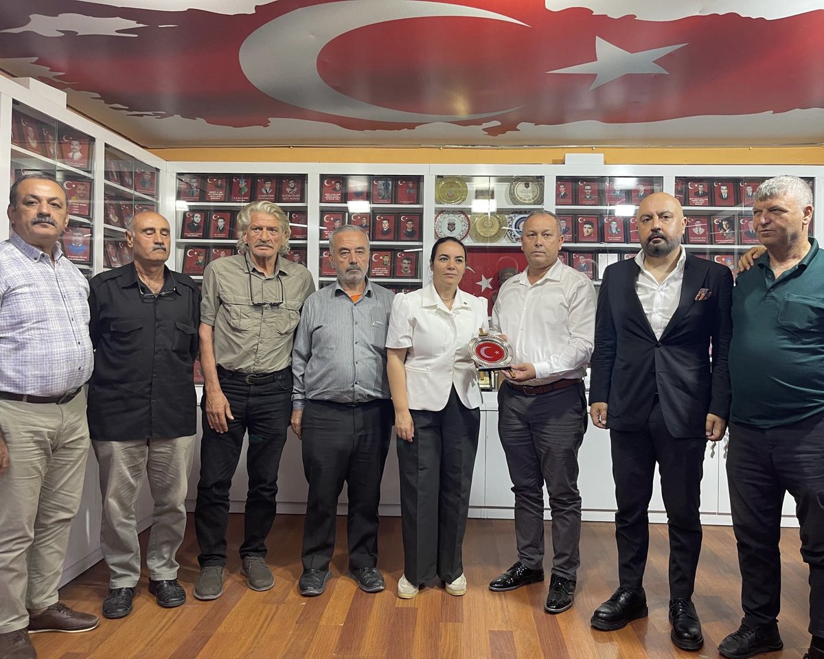 iyipartiadana_'s tweet photo. 📍 Türkiye Harp Malulü Gaziler, Şehit Dul ve Yetimleri Derneği

Genel Başkan Yardımcımız ve Adana Milletvekilimiz Sayın Ayyüce Türkeş Taş ile İl Başkanımız Av. Batur Eroğlu, Türkiye Harp Malulü Gaziler, Şehit Dul ve Yetimleri Derneği’ni ziyaret ederek dernek üyeleriyle bir araya geldi.

İl ve ilçe teşkilatlarımızın da katılımıyla gerçekleşen ziyarette, kahraman gazilerimizin ve şehit ailelerimizin talep ve beklentileri dinlenerek karşılıklı istişarelerde bulunuldu.

Ziyaret kapsamında, 27 Haziran Cumartesi günü Ankara Tandoğan Meydanı’nda gerçekleştirilecek olan #BayrakAçıyorum 🇹🇷 buluşmasına davette bulunuldu.

Vatan uğruna fedakârlık gösteren kahraman gazilerimize ve aziz şehitlerimizin kıymetli emanetlerine misafirperverlikleri ve samimi karşılamaları dolayısıyla teşekkür ediyoruz.

@iyiparti 
@batur_eroglu 
@ayyuceturkestas