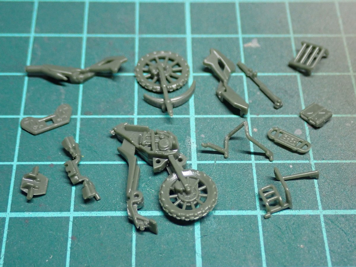 gorimodeler's tweet photo. 練り消しマスキングで迷彩の緑を塗装。
オマケというにはパーツが多くて再現度の高い偵察用バイク!
エイヤーとやっつけで作ってしまうのは惜しいので、締切後になるかもですが、ライダーをじっくりフィッティングさせたいと思います😊
#Twitter模型総火演2026
#16MCV
#アオシマ https://t.co/TD7iekgZg2