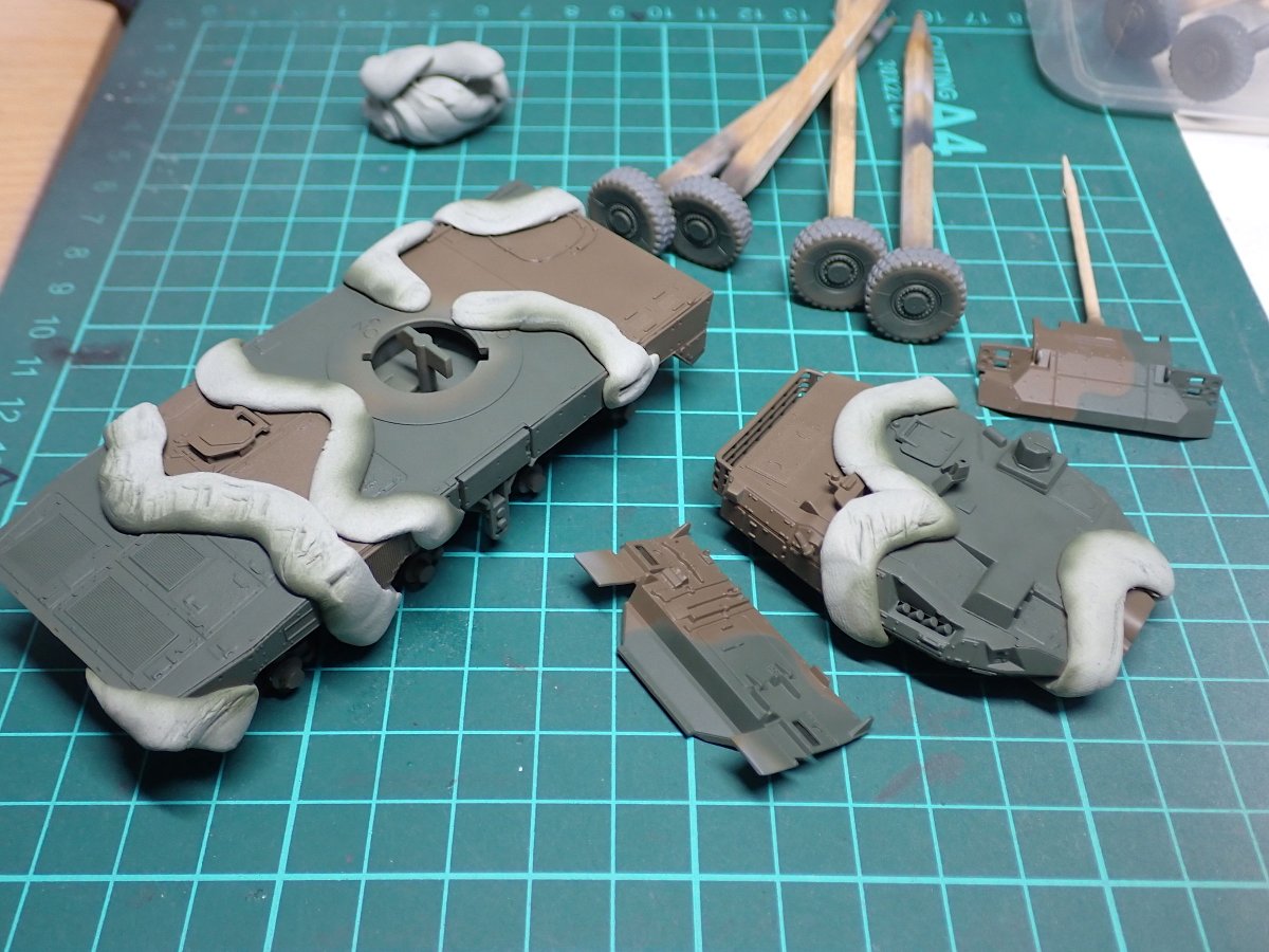 gorimodeler's tweet photo. 練り消しマスキングで迷彩の緑を塗装。
オマケというにはパーツが多くて再現度の高い偵察用バイク!
エイヤーとやっつけで作ってしまうのは惜しいので、締切後になるかもですが、ライダーをじっくりフィッティングさせたいと思います😊
#Twitter模型総火演2026
#16MCV
#アオシマ https://t.co/TD7iekgZg2