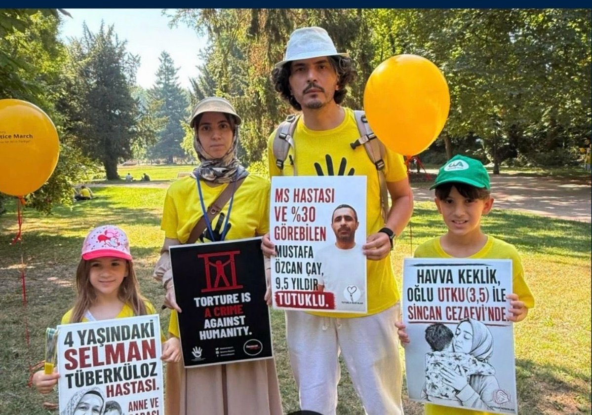 TutsakBebekler's tweet photo. Cezaevinde büyüyen 3 yaşındaki Utku ve anne babası hapisteki dirençli tüberküloz tedavisi gören 4 yaşındaki Selman'ın adalet arayışı için de Strazburg'dayız.

AİHM Kararlarına Uyulsun. 

@KeremSchamberg 

#AdaletBuluşması
#JusticeMarch https://t.co/BeomiBHabo