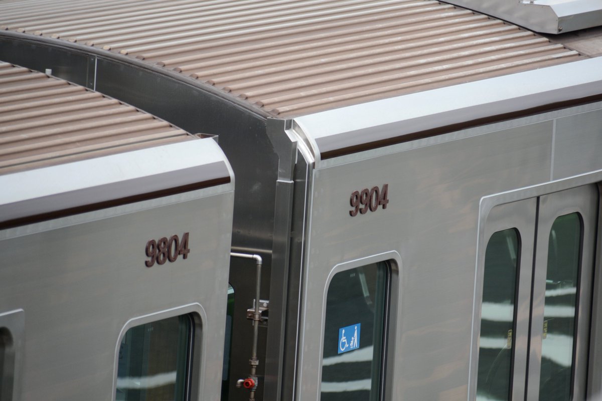 waishouniki's tweet photo. 2026/6/24 北大阪急行9000形 9004F 桃山台出場試運転
検査を終えた9004Fが北急線内で試運転を行いました
竹林ラッピングは解除
同じ元竹林の9003Fに有った側面車番周りのマスキングは9004Fには無し https://t.co/qDSXqXfcBk
