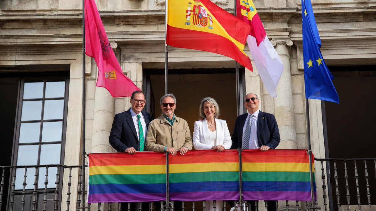 FerrozMan's tweet photo. El Ayuntamiento d #Toledo volvera a poner la bandera del orgullo gay en su balcon gracias al voto favorable del PP y a que VOX cambió el criterio d decisión sobre banderas en balcones oficiales para q su voto en contra no sirviera para impedirlo. Pues menuda chufla d jugada 🤣 https://t.co/xFo47VtP1F
