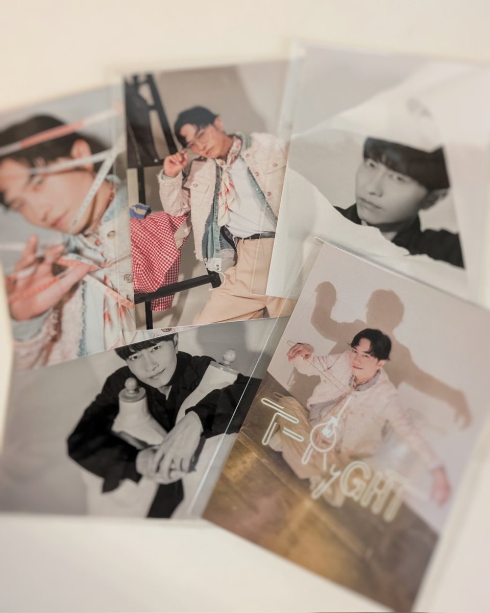 ark_noa's tweet photo. で、チェキ買ったら引けるくじで当たったステッカー＆ブロマイド📸

今回のステッカー可愛いくて絶対欲しかったから嬉し〜🩷タンブラーに貼っても素敵なんですー👍
ブロマイドも無事コンプ！
パネル当たらない人間なんで、ほんとブロマイドありがたい🙏 https://t.co/kcQ5l8a5ao