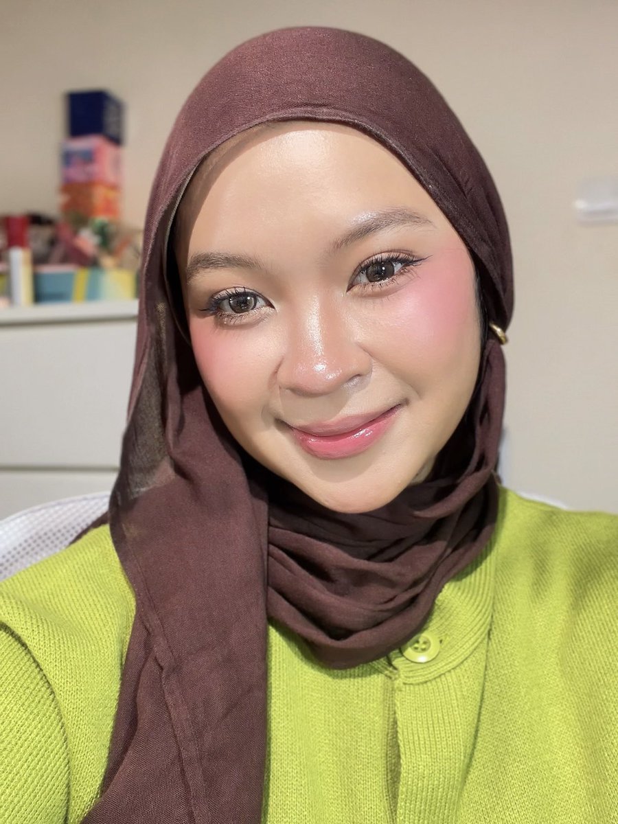 h0neymilktea_'s tweet photo. maha dahsyat loose powder lokal bisa bikin makeup aku hari ini alussss &amp; flawless bgt🤝 https://t.co/zqR9FAxcUu
