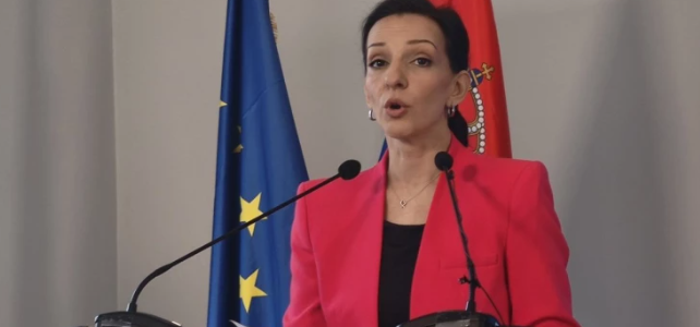 milaidragaa's tweet photo. Sukob na ulici izneo sve detalje na videlo, Katarina Perović javno odbrusila Mariniki Tepić i poslala je nazad u kancelariju. Opozicioni aktivisti polako gube strpljenje sa liderima! 💥 #caosvima #srbija #tagzivota https://t.co/ijoWo13dXi