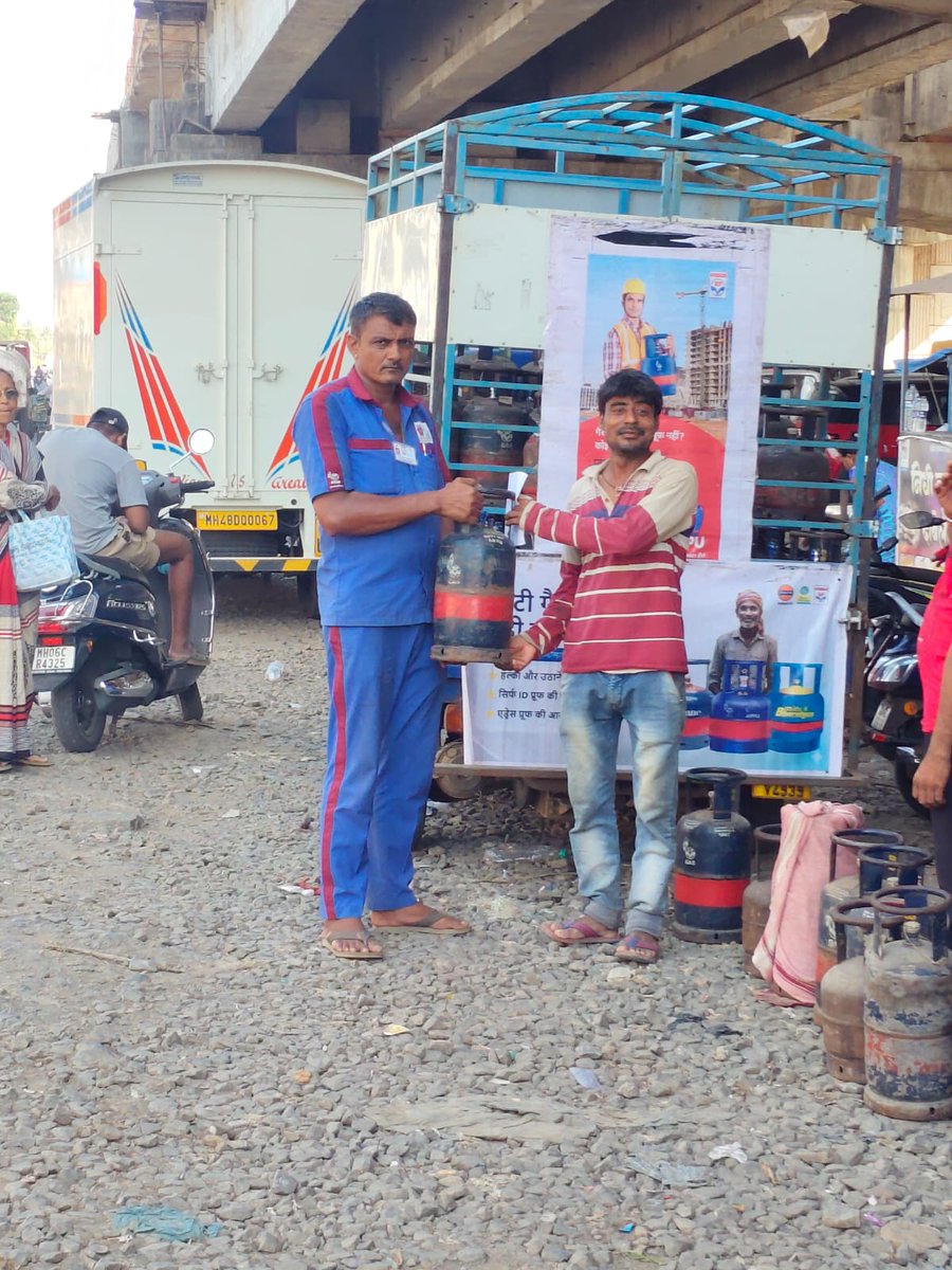 VASHILPGRO's tweet photo. They build our cities. We help power their homes. Appu Cyls makes cooking gas accessible, safe, and convenient for migrant workers—so every hard day's work ends with the warmth of a home-cooked meal. 💙📷Building a better tomorrow. Fueling every home, every dream. #AppuCyls #MigrantSupport #SafeCooking #CleanEnergy #LPGForAll #BuildingDreams #EnergyForEveryHome #HPGas
@HPCL
@HPGAS_HQO