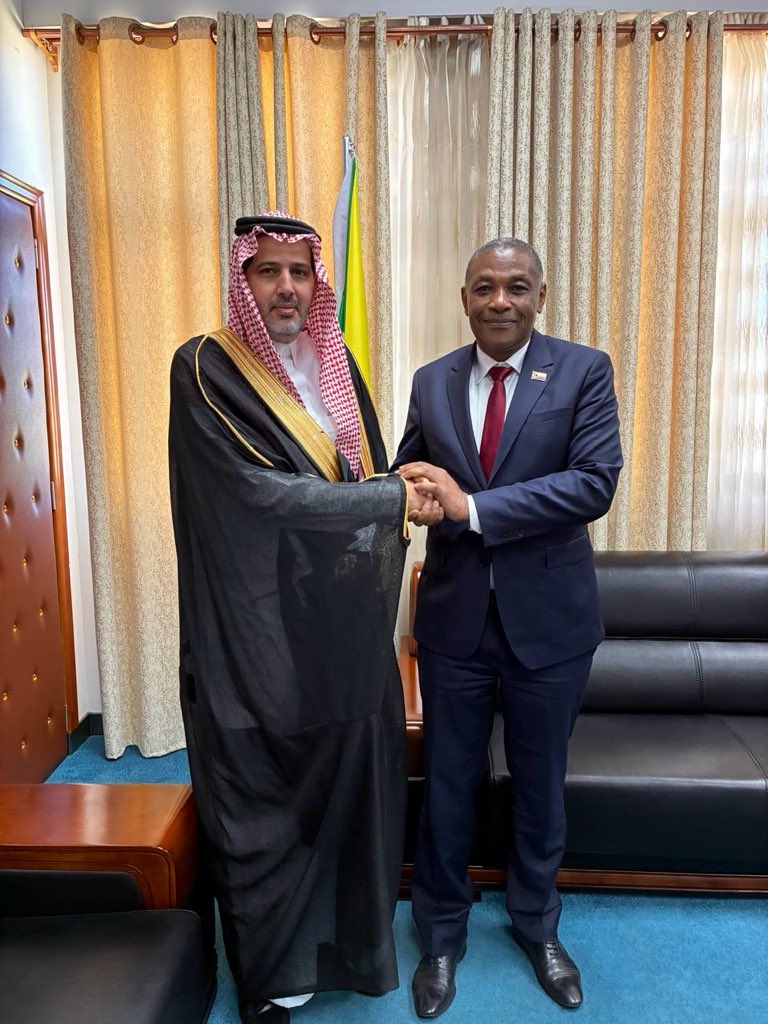 KSAembassyKM's tweet photo. #موروني
 التقى سعادة السفير/ محمد بن غرامه الشمراني بمعالي رئيس البرلمان الاتحادي السيد/ مستدران عبده، وجرى خلال اللقاء استعراض الموضوعات ذات الاهتمام المشترك🇸🇦🤝🇰🇲 https://t.co/QlJiD3rqUw