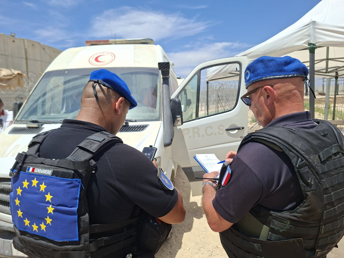 Eurogendfor's tweet photo. Border and security experts assigned by EUROGENDFOR and deployed with @EUBAMRafah  continue to support #EU efforts on the ground, contributing with their expertise to border management, cooperation, and regional stability.

#EUROGENDFOR #EUBAMRafah #LexPaciferat #EUmissions https://t.co/3zIGDbJP92