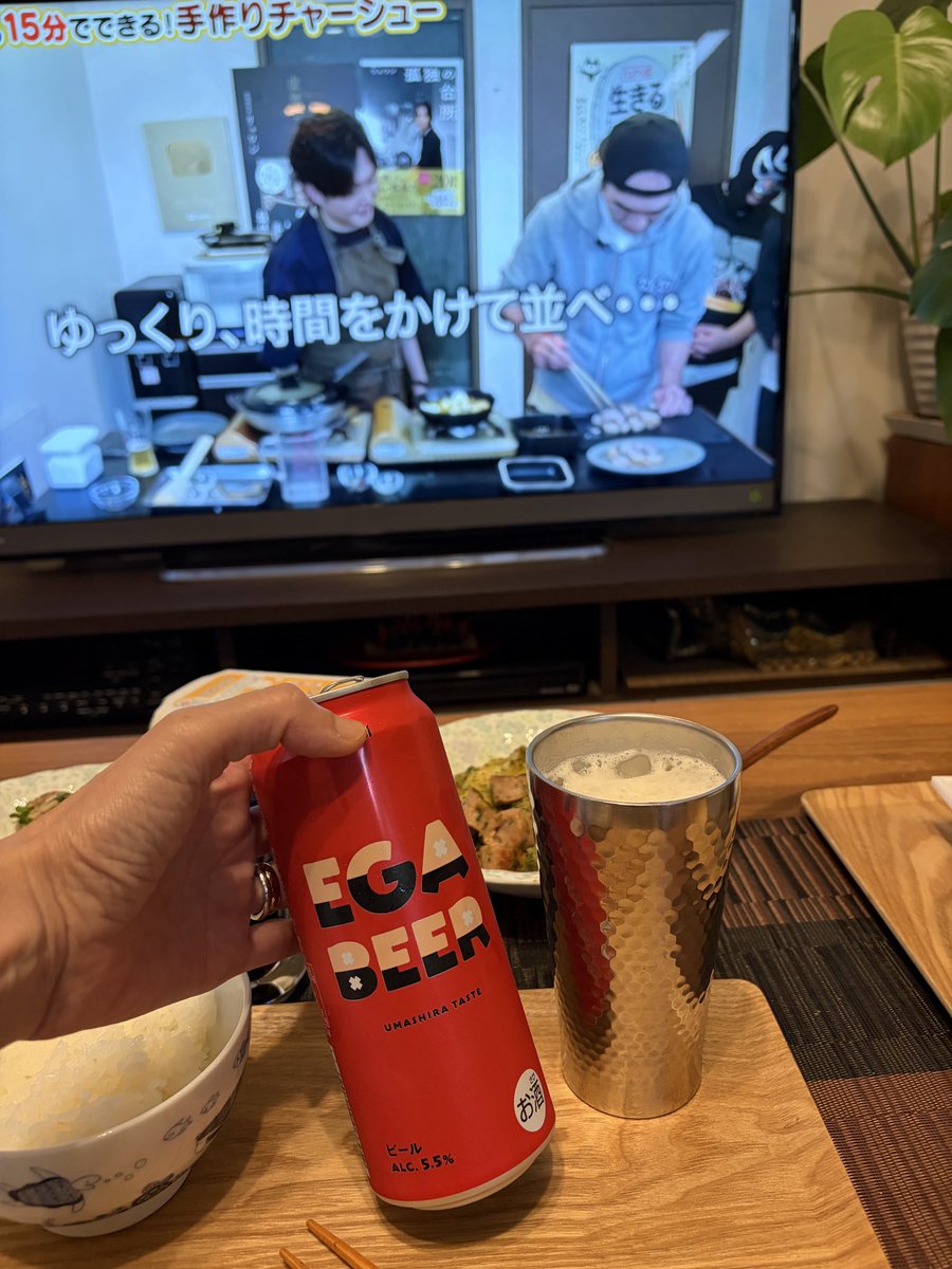 junkofurukata's tweet photo. 夫婦で今ハマってるビールがエガちゃんねるから生まれた『アサヒ EGA BEER』🍺あたおかな私は生まれてはじめて魚肉ソーセージを買いました‼️あはは😆

https://t.co/JF5MNcyMfa

#あたおか夫婦
#エガちゃんねる
#エガビア https://t.co/V07ZSRpM7o