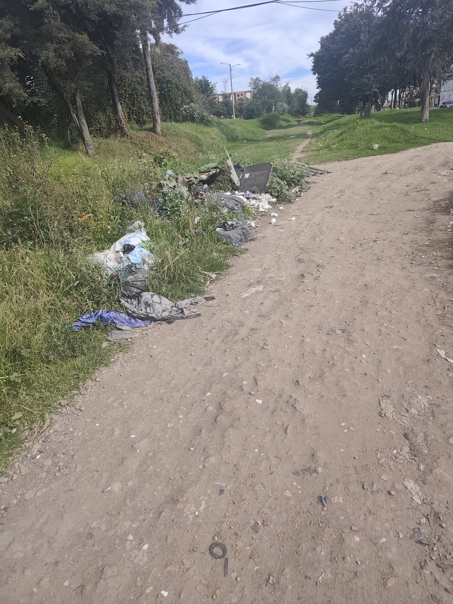 germancho1968's tweet photo. @Uaesp @Bogota @CarlosFGalan buen día ya que ganó su candidato por favor trabajen ya que en la felicidad modelia los de enel cobran el alumbrado y uno hay luz y recojan la basura en la Av ferrocarril CRA 80a bis modelia canal San Francisco https://t.co/47hYBoZgaK