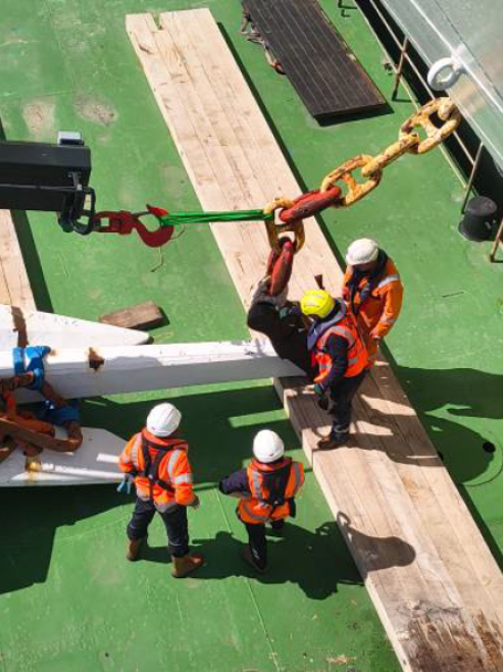WillShipping's tweet photo. We recently assisted a cruise ship with an anchor change in Southampton, which was delivered to 21 Berth and exchanged using the Willdiscover and Wilcarry 300. The Willdiscover’s 170t Heila crane helped complete the operation efficiently.

 https://t.co/Vu9UVFFxZS 

#marine https://t.co/H4X0pbW4hg