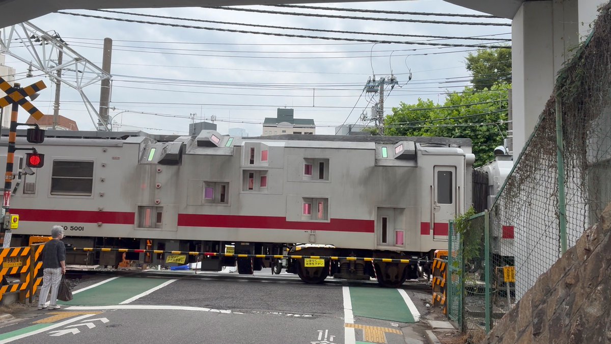Alumishin's tweet photo. 踏切待ちしてたら、変な電車が来てクソワロタ https://t.co/0itjGfosfG