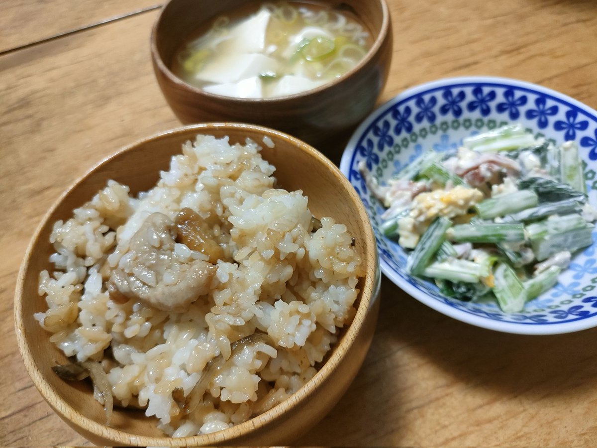 billion_log's tweet photo. 鶏皮の炊き込みご飯です！ https://t.co/46Vz6aLFn6